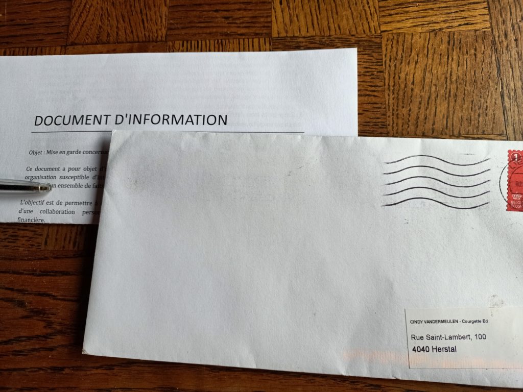 photo de la lettre et de l'enveloppe du corbeau que j'ai reçue