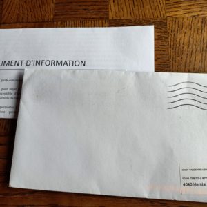 photo de la lettre et de l'enveloppe du corbeau que j'ai reçue