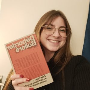 Selfie de notre stagiaire alexandra avec le livre déborder bolloré