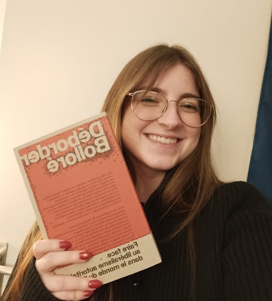 Selfie de notre stagiaire alexandra avec le livre déborder bolloré