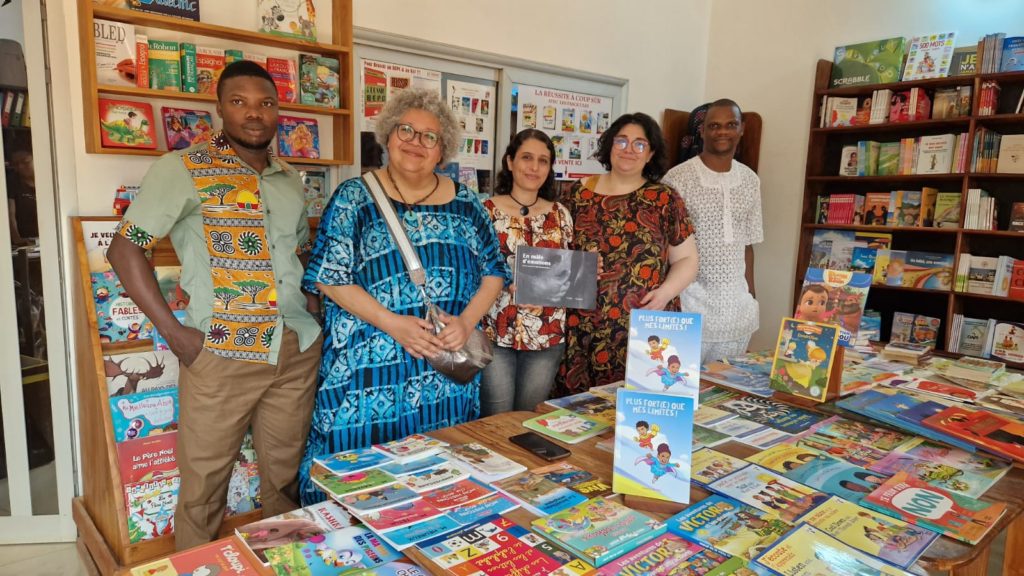 photo de groupe autour du livre en male d'émotions à Abomey Claavy dans la librairie librairym