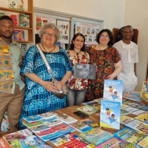 photo de groupe autour du livre en male d'émotions à Abomey Claavy dans la librairie librairym