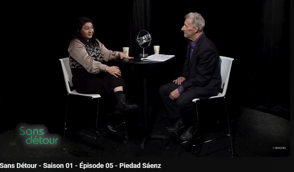 photo issue de TV Rogers où l'animateur Jean-Paul Moreau reçoit Piedad Saenz, des invité·es de marque pour explorer leur parcours professionnel et personnel et que vous pouvez revoir sur youtube