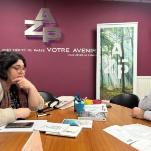 Réunion de travail entre Courgette Éditions et l’imprimeur AZ Print autour de livres et épreuves imprimées dans une salle de réunion.