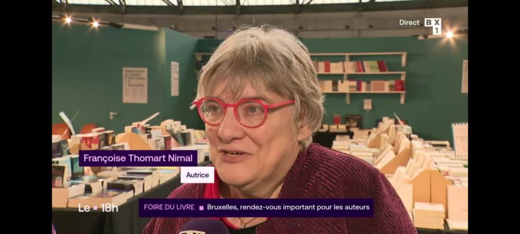 photo de françoise thomart nimal au micro de bx1 lors de la foire du livre de bruxelles