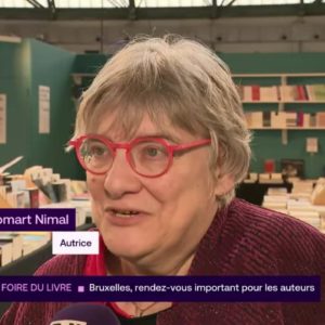 photo de françoise thomart nimal au micro de bx1 lors de la foire du livre de bruxelles
