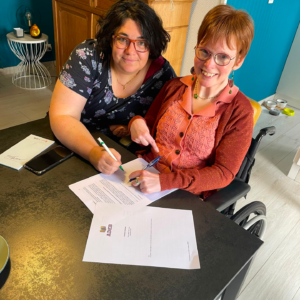 Signature contrat d'édition Aude Meunier - Femme origami
