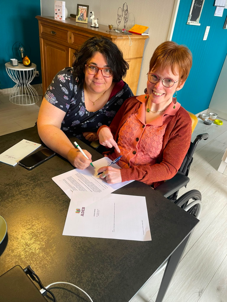 Signature contrat d'édition Aude Meunier - Femme origami