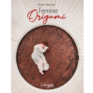 couverture du livre femme femme origami, la photo est de Laetitia Descartes, on y voit Aude Meunier couchée au centre d'un trou de pierre en position foetale, comme si elle était en train de renaitre, il y a le logo de courgette édition, la conception de la couverture est signée Agnès Marlier