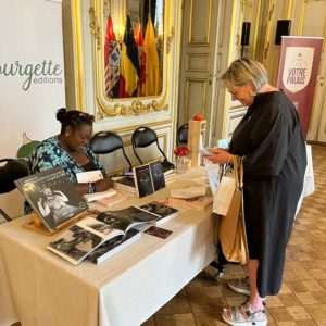 photo du stand de courgette éditions au fêtes de wallonie à liège avec sarah mussenge en dédicace et une cliente