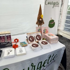 photo du stand courgette éditions avec les derniers livres femme origami et un monde de merveilles