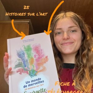 photo de Julie tenant en main le livre un monde de merveille, avec écrit dessus, outil pédagogique, 25 histoires sur l'art, fiche à télécharger