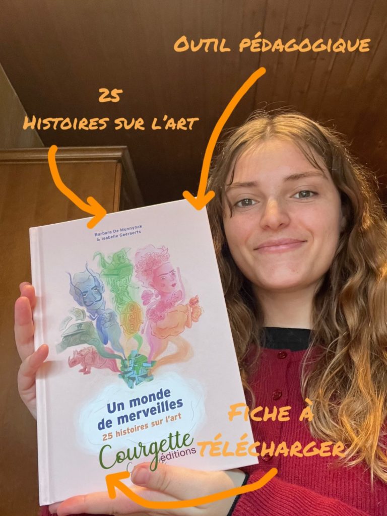 photo de Julie tenant en main le livre un monde de merveille, avec écrit dessus, outil pédagogique, 25 histoires sur l'art, fiche à télécharger