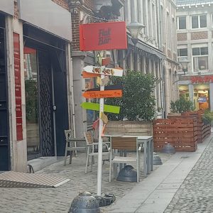 photo de l'entrée de la librairie toutes directions à liège
