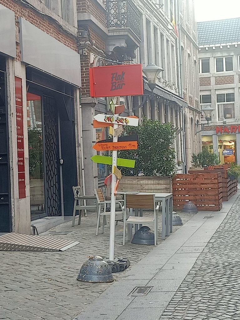 photo de l'entrée de la librairie toutes directions à liège